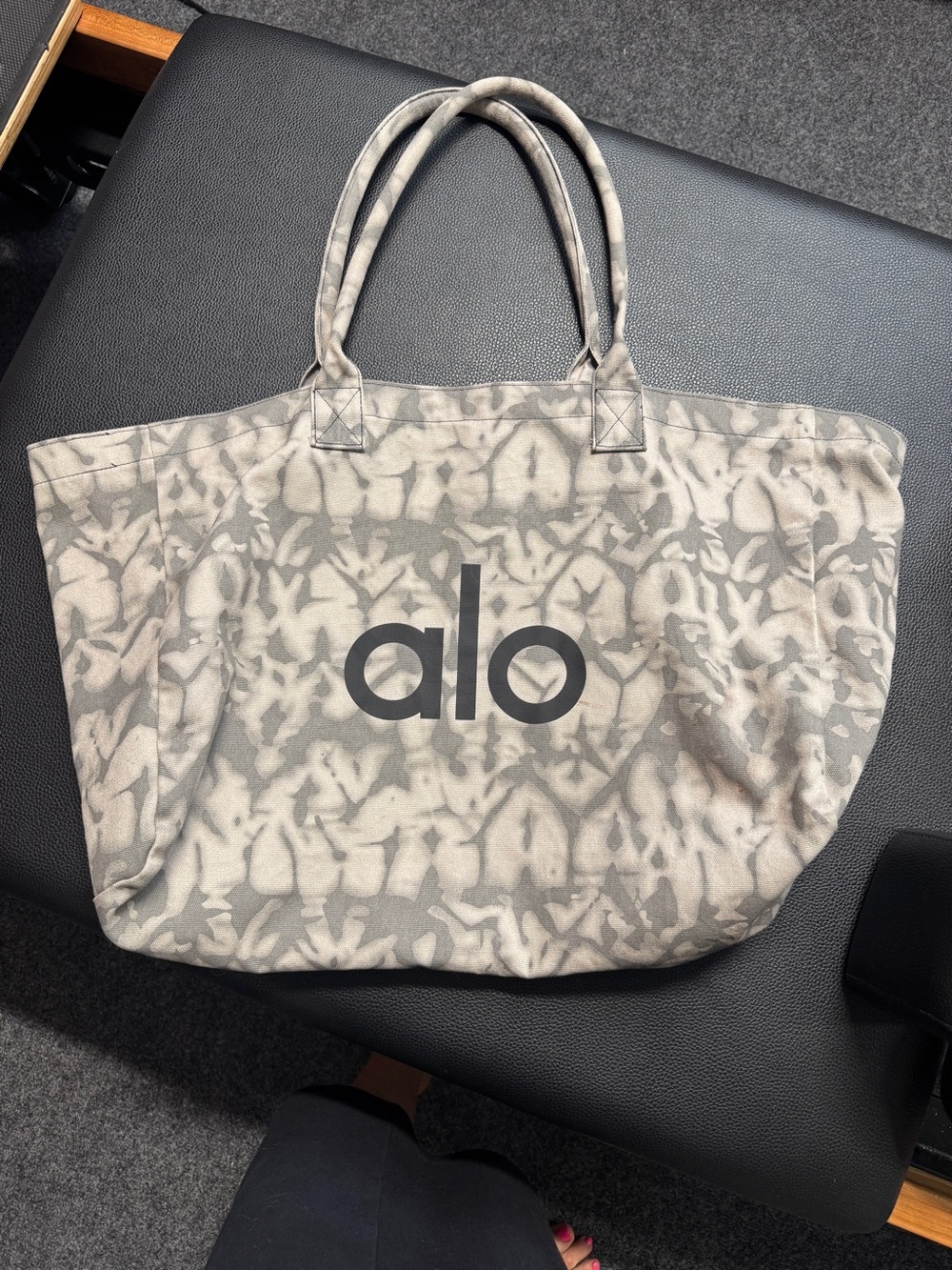 ALO Yoga GrayTie-Dye Canvas Tote with Logo LIMITED EDITION. - Picture 7 of 7